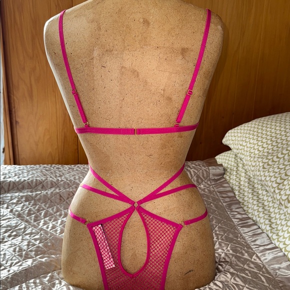 VICTORIA SECRET Very Sexy
Fishnet Mesh Unlined Strappy Teddy - Picture 6 of 9